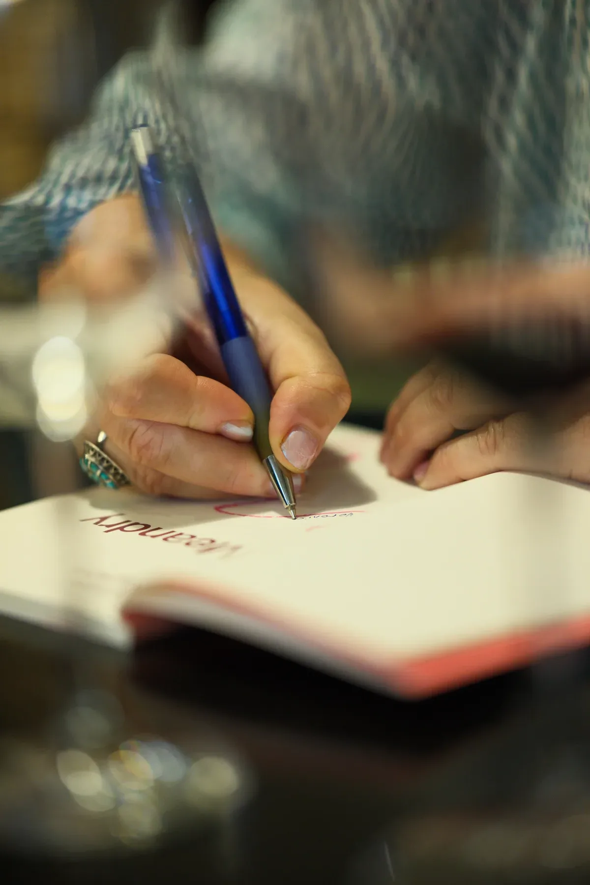 Křest knihy Meandry — podepisování